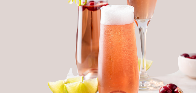 Sloe Gin møter rosa musserende drinkoppskrift