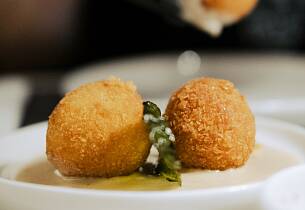 Olivenrisboller - arancini med tapenade