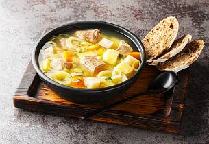 Klassisk kjøttsuppe med storfekjøtt eller lammekjøtt
