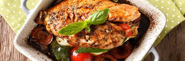 Lag denne deilige retten med fylt kyllingbryst, basilikum og appelsinsjy