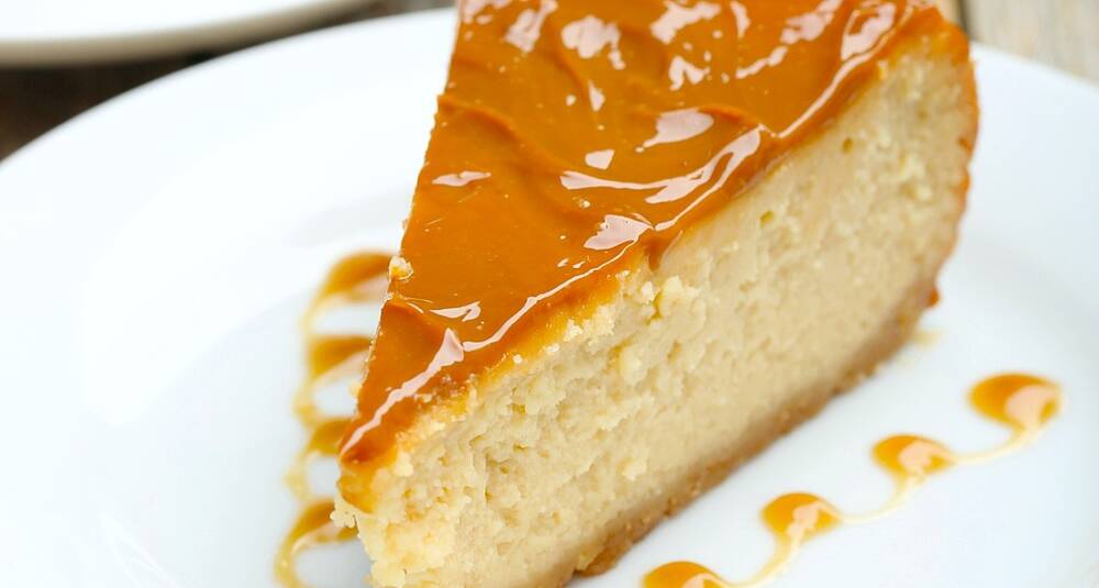 Het ostekake med karamellokk