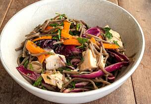 Kylling med varm råkost og sobanudler