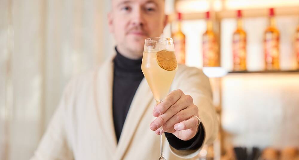 Lekre drinker med akevitt til julesesongen - mikset av Norges beste bartender