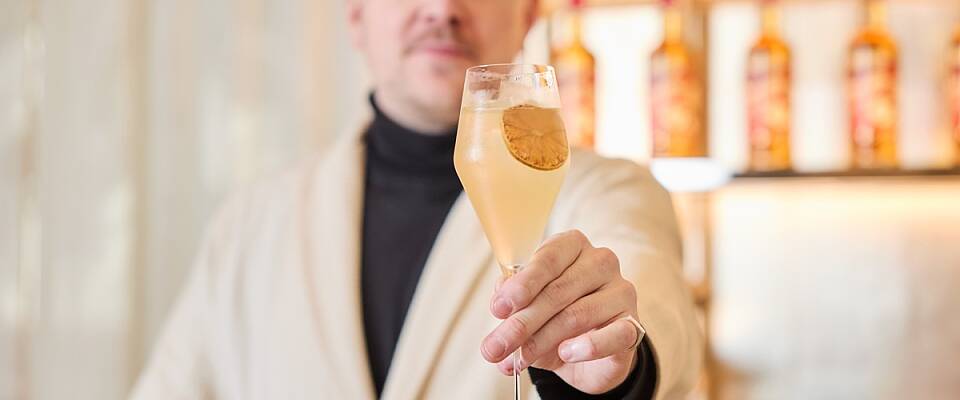 Lekre drinker med akevitt til julesesongen - mikset av Norges beste bartender