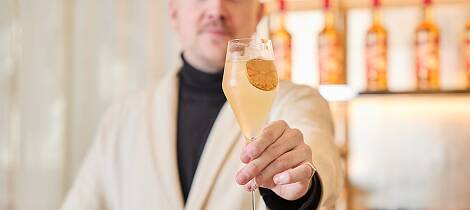 Lekre drinker med akevitt til julesesongen - mikset av Norges beste bartender