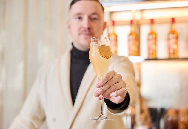 Lekre drinker med akevitt til julesesongen - mikset av Norges beste bartender