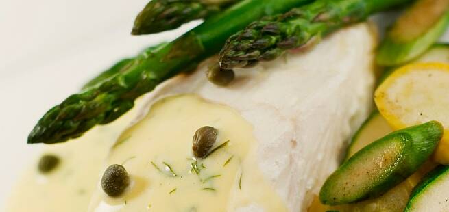 Kveite med hollandaise, asparges og småløk