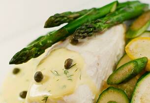 Kveite med hollandaise, asparges og småløk