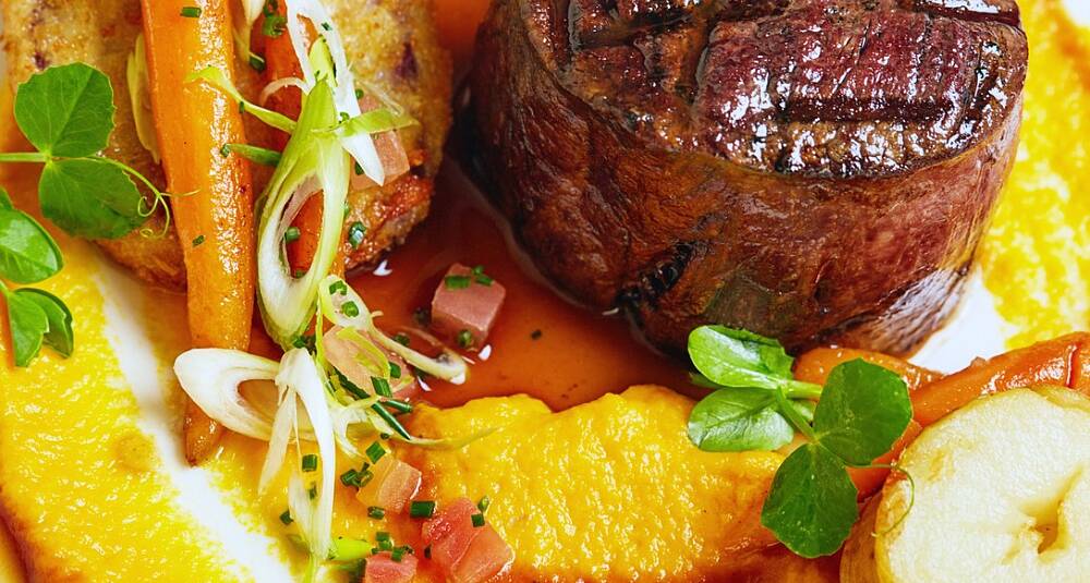 Krydderstekt reinsdyrflatbiff med pære og persillerøtter