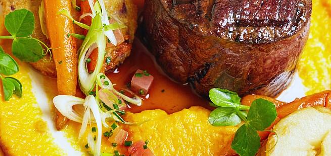 Krydderstekt reinsdyrflatbiff med pære og persillerøtter