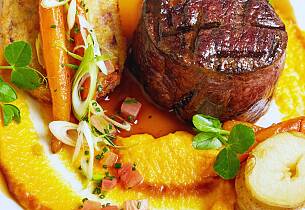 Krydderstekt reinsdyrflatbiff med pære og persillerøtter