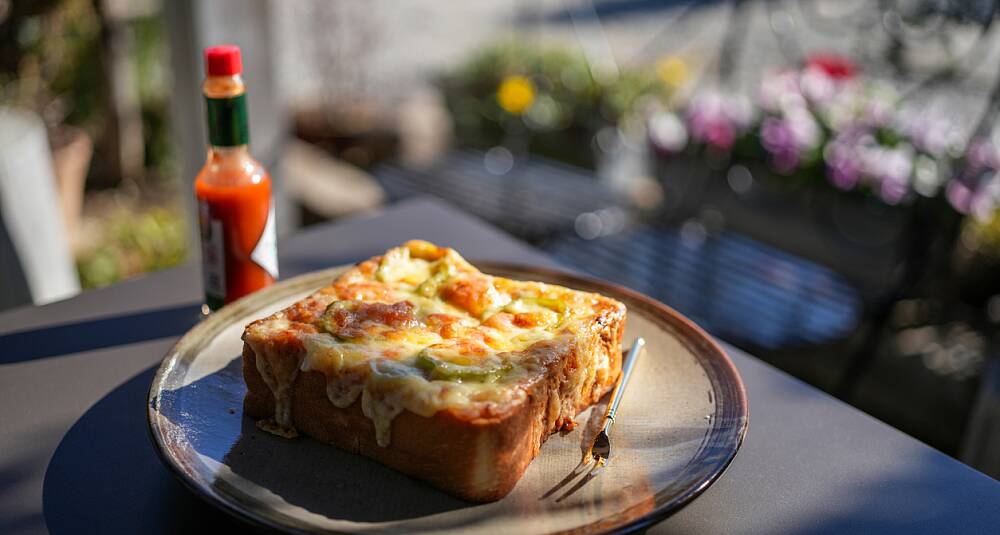 Kyllingpizza av en brødskive