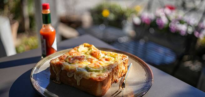 Kyllingpizza av en brødskive