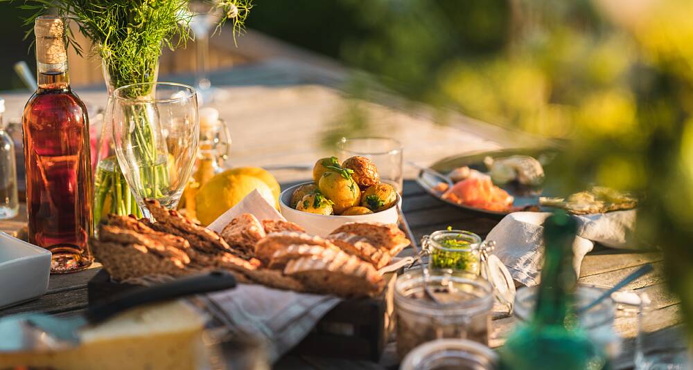 Sett sammen med velsmakende meny til Sankthansfesten