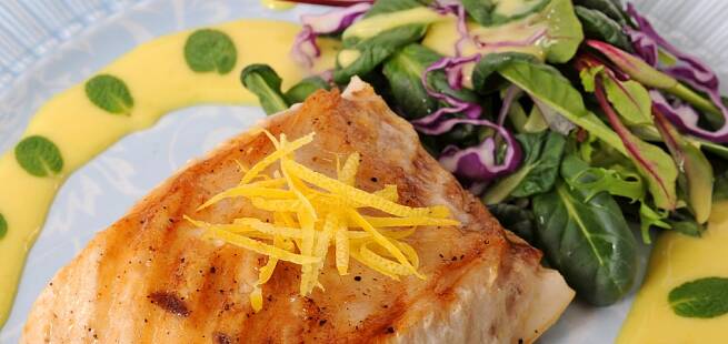 Laksefilet med appelsin og grønnsaker