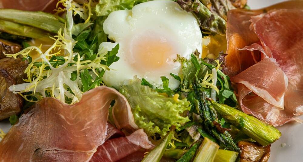 Provençalsk salat med egg og skinke