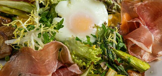 Provençalsk salat med egg og skinke