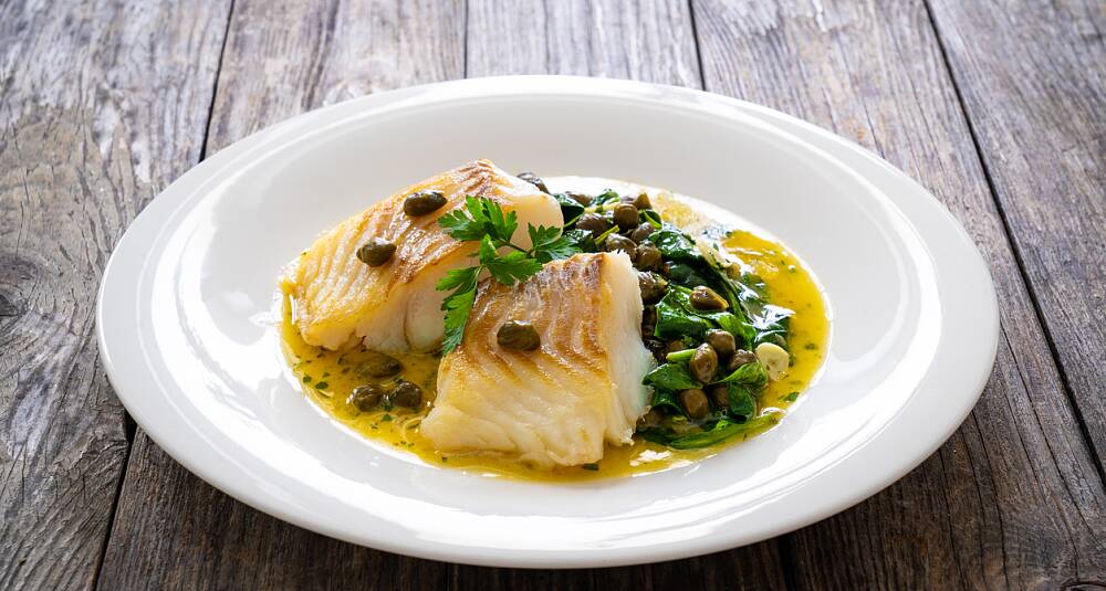 Ovnsbakt tørrfisk med kapers- og gressløksaus