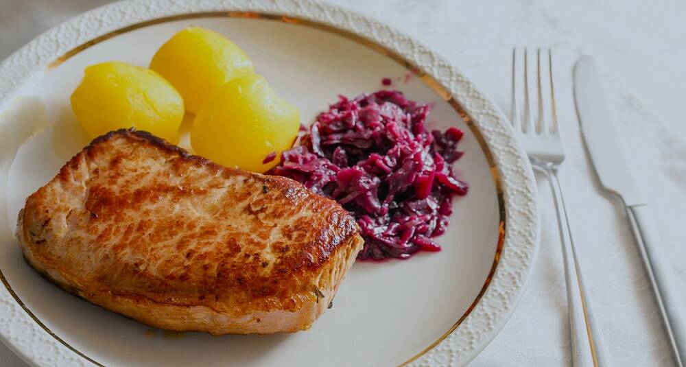 Skinkebiff med rødkål