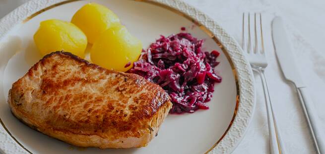 Skinkebiff med rødkål