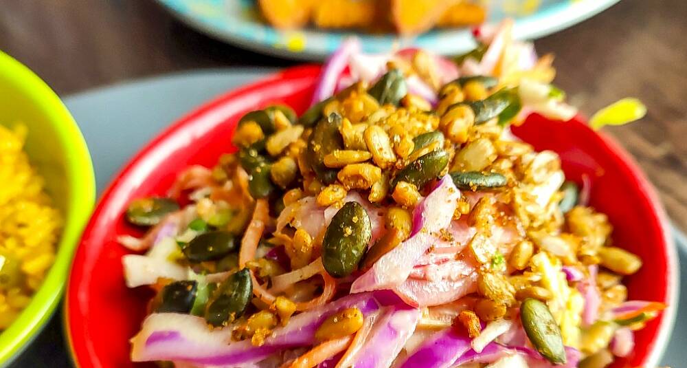 Julesalat med linser, rødkål og gresskarfrø