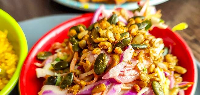 Julesalat med linser, rødkål og gresskarfrø
