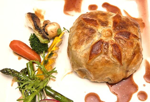 Når svinefilet bakes inn med butterdeig og urtekrem blir den supersaftig