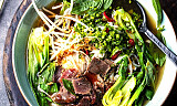 By på en duftende pho-suppe med reinskav