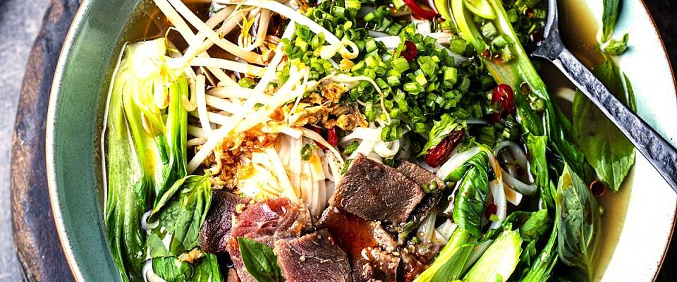 By på en duftende pho-suppe med reinskav