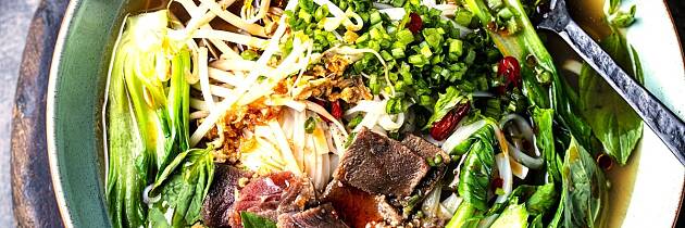 By på en duftende pho-suppe med reinskav