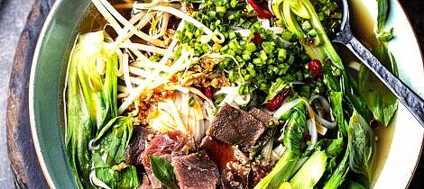 By på en duftende pho-suppe med reinskav