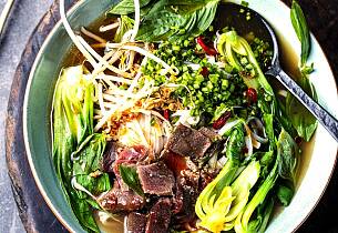 Nudelsuppe a la Pho med reinkjøtt