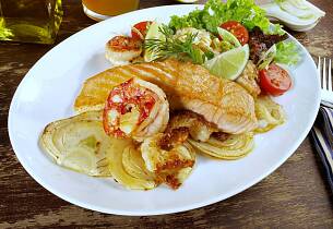 Slik lager du en smaksrik middag av fersk eller fryst laksefilet til grillen