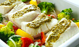 Bakt skreifilet med pesto og masse gode grønnsaker er velkommen helgekos