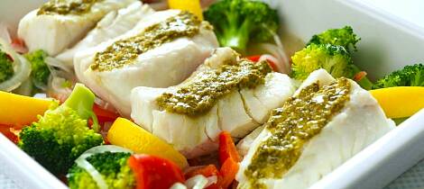 Bakt skreifilet med pesto og masse gode grønnsaker er velkommen helgekos