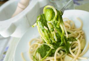 Skipperns fiskeboller med spinatsaus og pasta