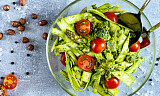 Aspargesen er i butikkhyllene: Lag en herlig salat med hasselnøttpesto