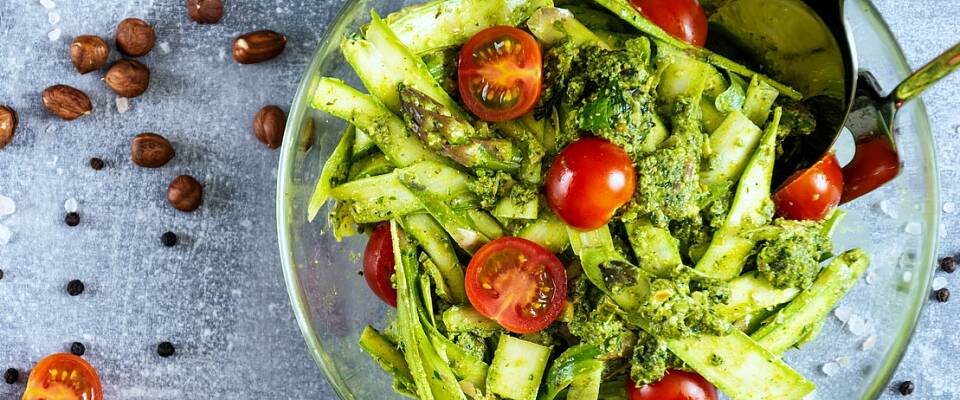 Aspargesen er i butikkhyllene: Lag en herlig salat med hasselnøttpesto