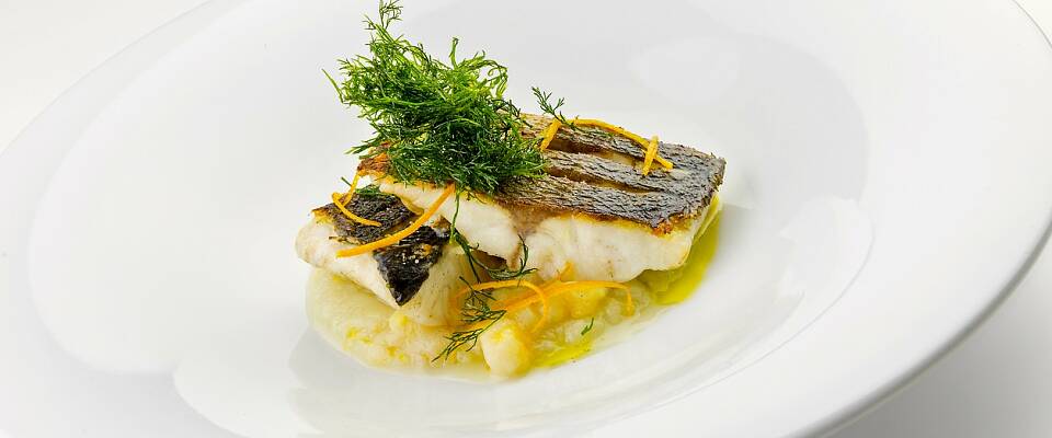 Skrei eller annen hvit fisk stekt på skinnet blir nydelig med fennikelpure og kanskje også rødvinsaus