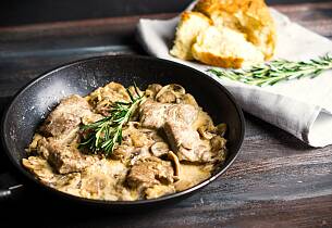 Kylling- eller svinefilet med rosmarin- og soppsaus