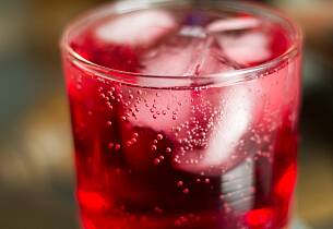 Kveldskos med klar akevitt og tranebærjuice - drinkoppskrift