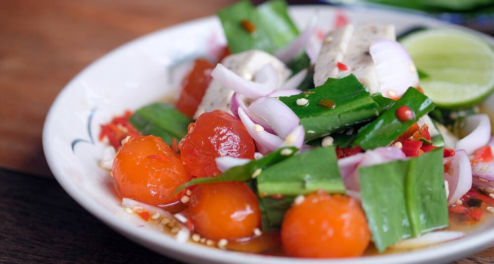 Thai-inspirert salat med saltede eggeplommer