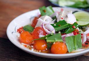 Thai-inspirert salat med saltede eggeplommer