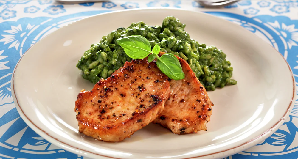 Schnitzel med nudler og hurtigstekte grønnsaker