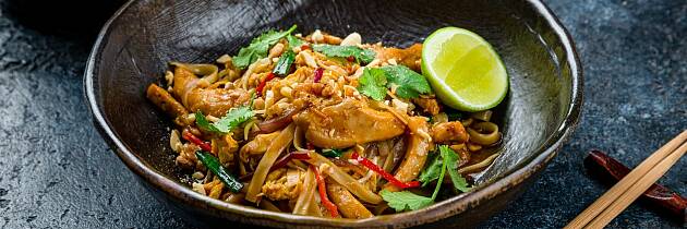 Slik steker du nudler med kylling - pad thai