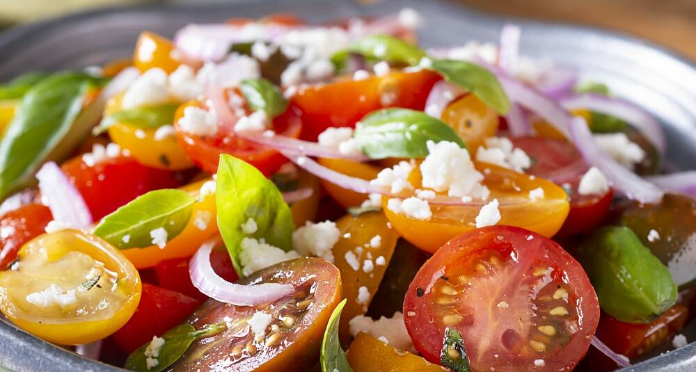 Tomatsalat på 10 minutter med løk og basilikum