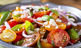 Slik lager du en tomatsalat som passer til alt - og som kan bli en selvstendig rett