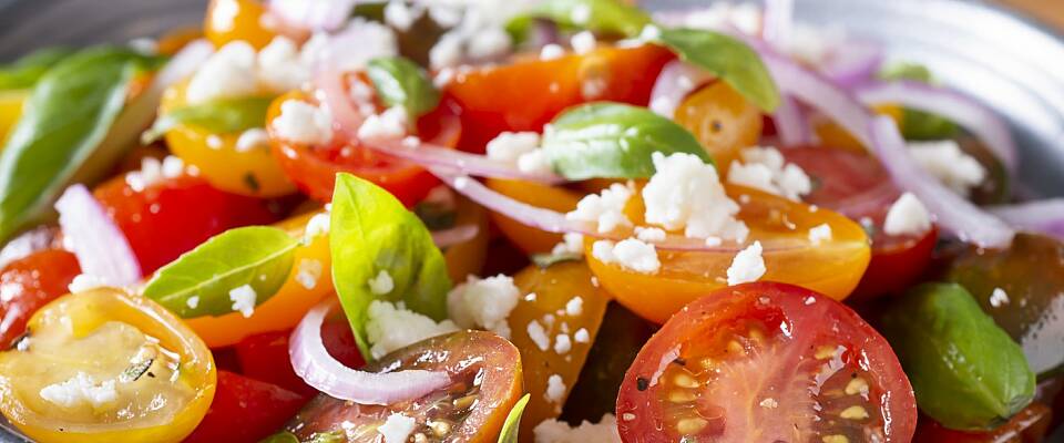 Slik lager du en tomatsalat som passer til alt - og som kan bli en selvstendig rett