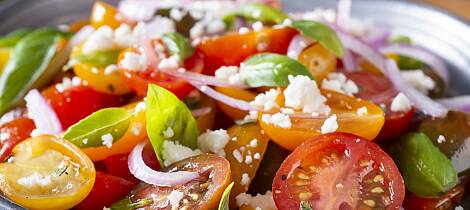 Slik lager du en tomatsalat som passer til alt - og som kan bli en selvstendig rett