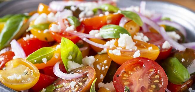 Tomatsalat på 10 minutter med løk og basilikum